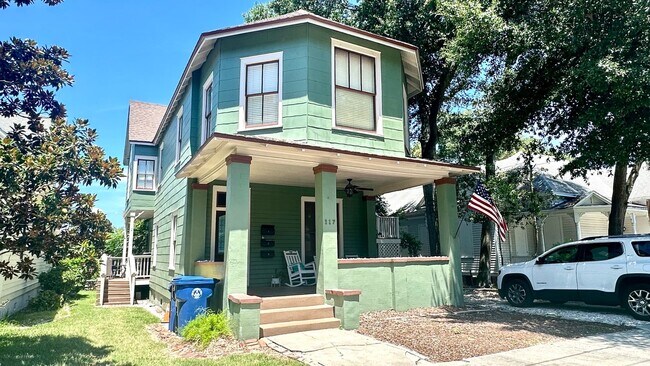 Foto del edificio - Great downtown location just 1-1/2 blocks off Centre St.!