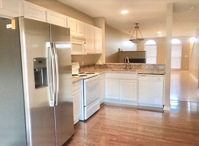 Building Photo - 3035 Camden Dr