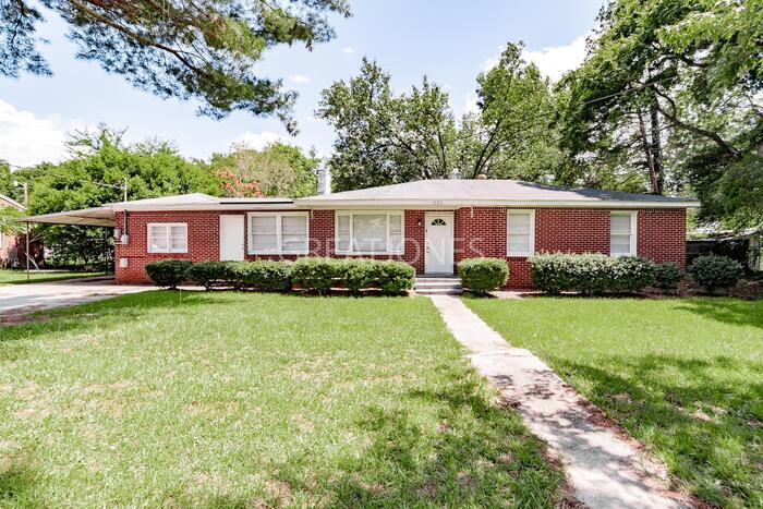 Foto principal - Charming 4 Bedroom in Batesburg-Leesville!