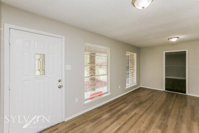 Building Photo - Step into this stunning 3-bedroom, 2-bathr...