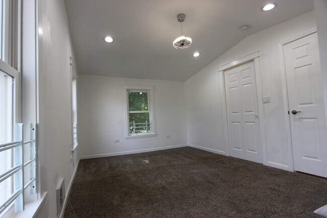 Building Photo - 633 1/2 Whitney Blvd