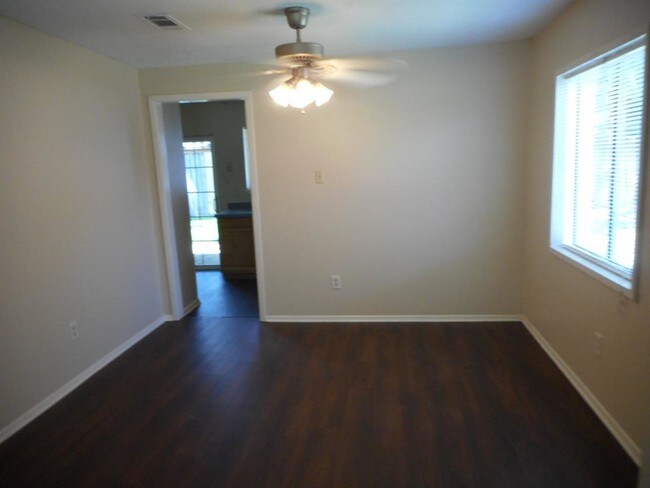 Foto del edificio - 7610 Silent Wood Ln