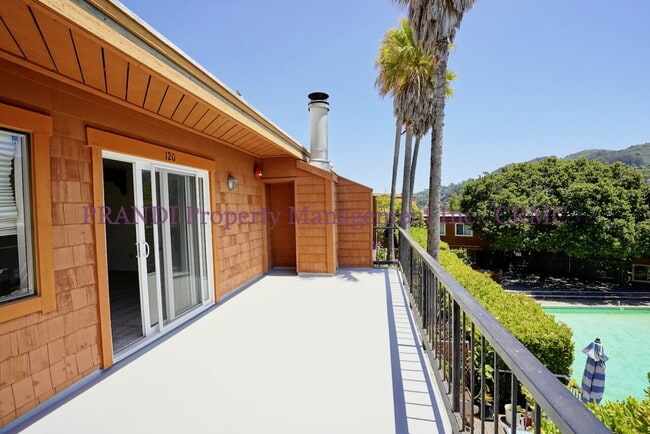 Building Photo - "Charming 1-Bed Condo Retreat in the Heart...