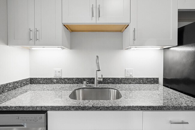 Foto del edificio - Stunning Woodlake Townhome in poolside loc...