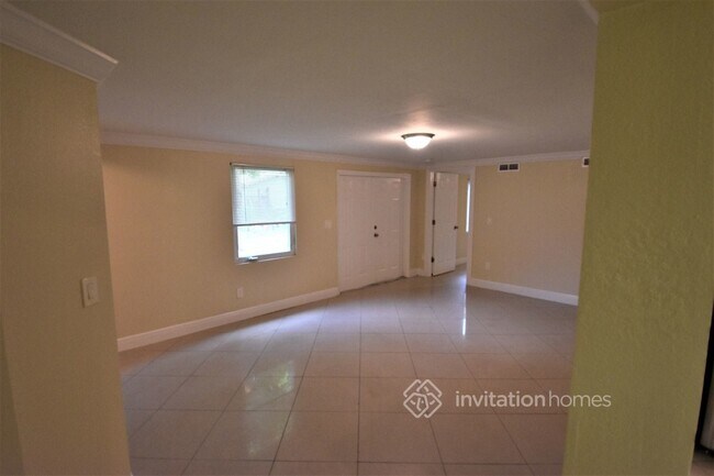 Foto del edificio - 6451 SW 17th St