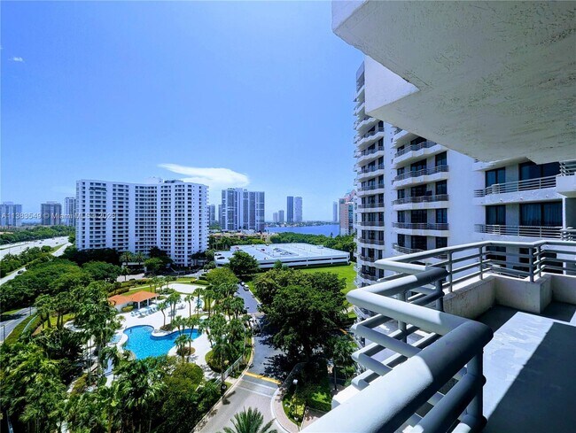 Foto del edificio - 3300 NE 191st St