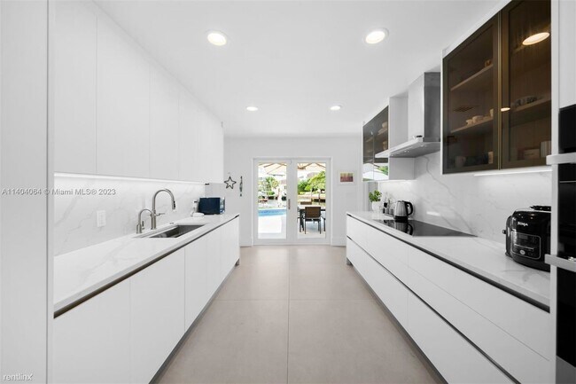 Building Photo - 4 br, 3.5 bath House - 144 E Sunrise Ave