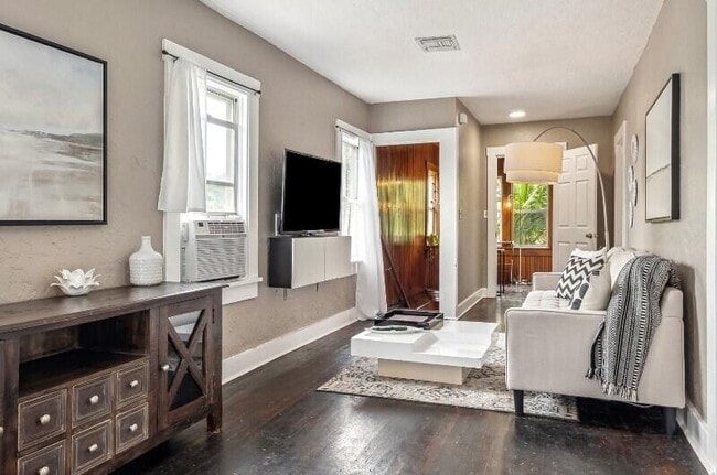 Building Photo - 310 S L St