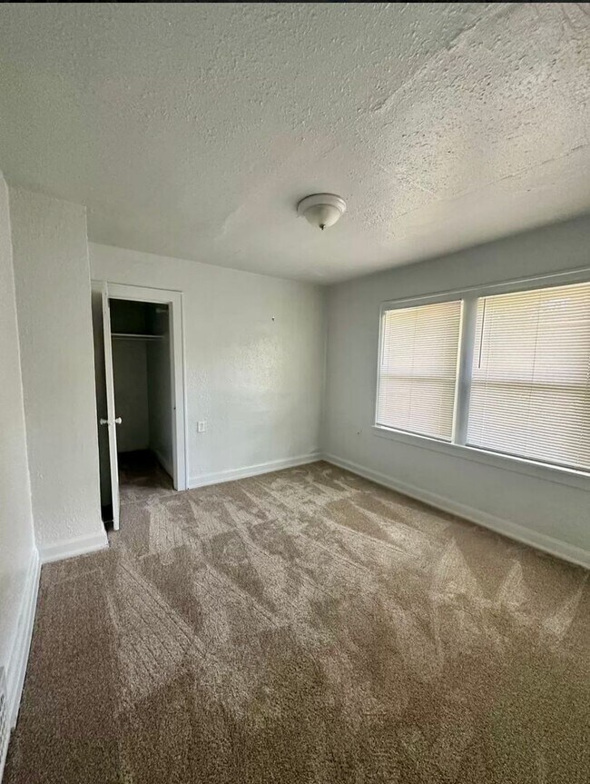 Building Photo - Large 2 Bedroom Duplex For Rent