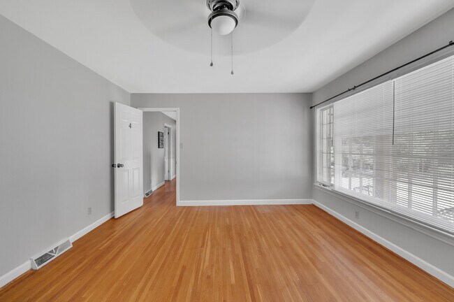 Foto del edificio - 9021 Sharonbrook Dr