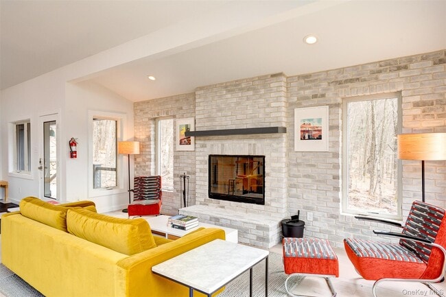 Foto del edificio - 90 Meadow Ln