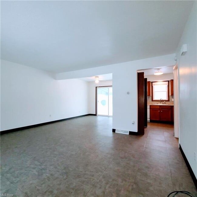 Building Photo - 1338 Maplecrest Dr