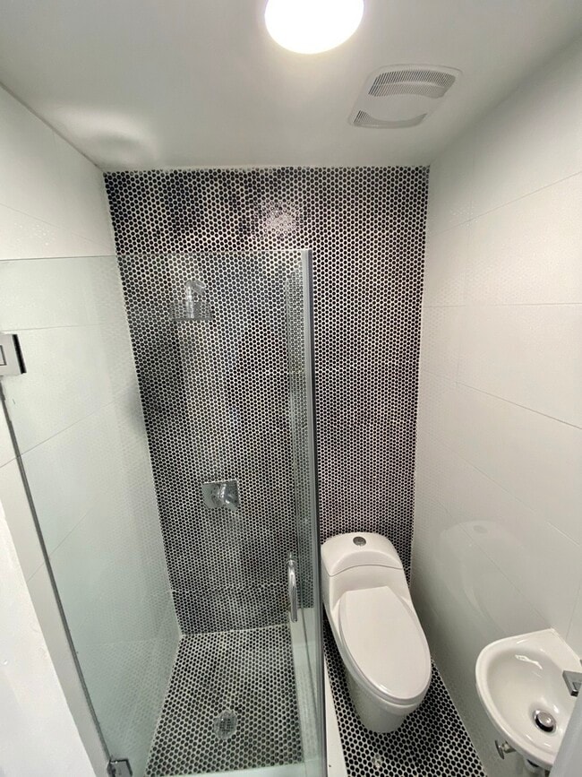 Building Photo - 416 Rogers Ave