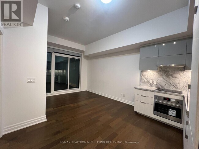 Photo du bâtiment - 18 Rouge Valley Dr W