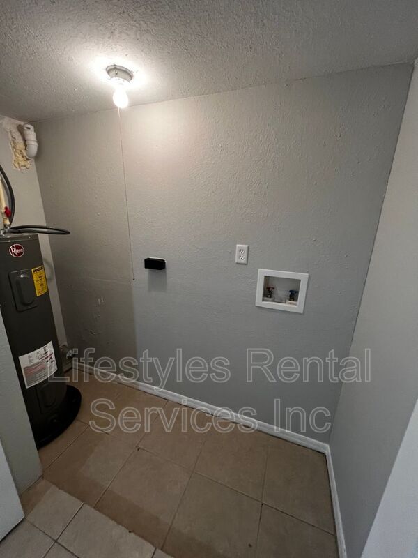 Foto del edificio - 2449 Lourdes Dr W