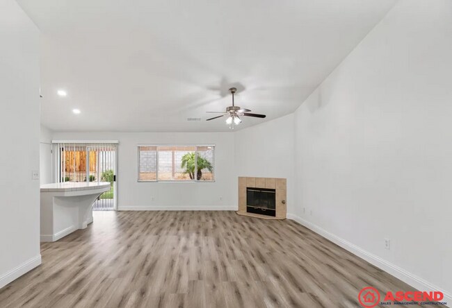 Foto del edificio - Spacious 4BD/2BA Home in Bakersfield (93312) – Garage, Fireplace & Pet-Friendly!