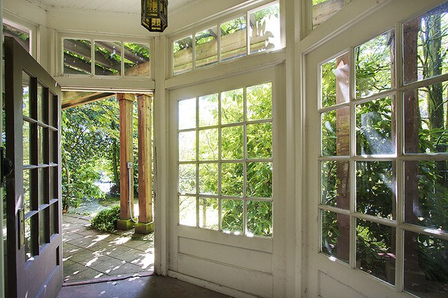 Building Photo - 604 West Galer Street - 2 bedrooms