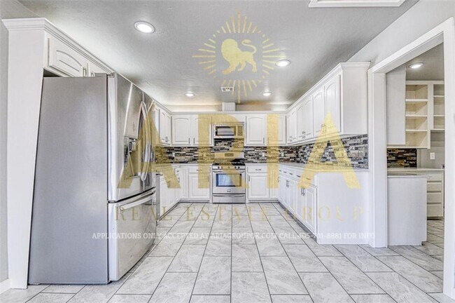 Building Photo - Beautifully Remodeled 3 Bed 2 Bath Availab...