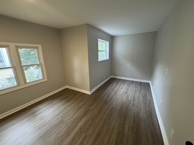 Foto del edificio - Five Bedrooms. Two Bathrooms. One Perfect ...