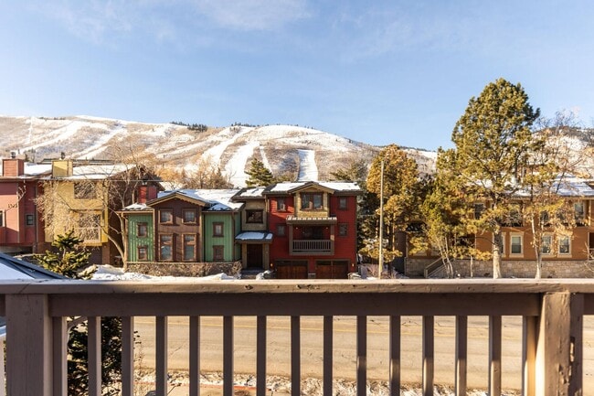 Building Photo - Refreshed Park Ave. Duplex with Historic O...