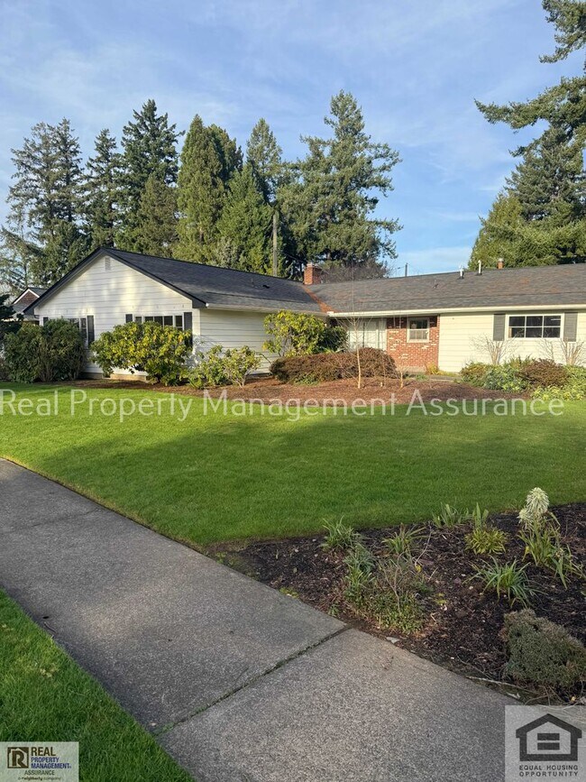 Foto del edificio - Attractive 4 bedroom/2 full bath single-level ranch style home