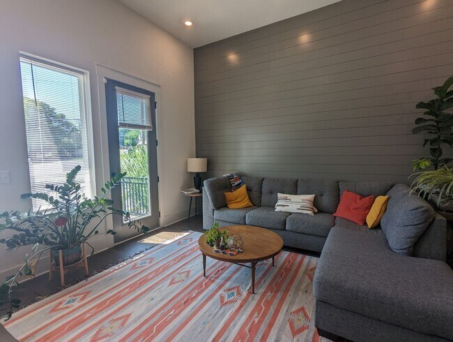 Building Photo - Modern Condo in the heart of East Nashville, seconds from South Inglewood Park!