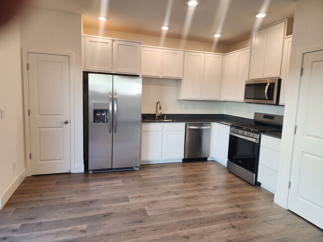 Building Photo - BRAND NEW 4 BEDROOM