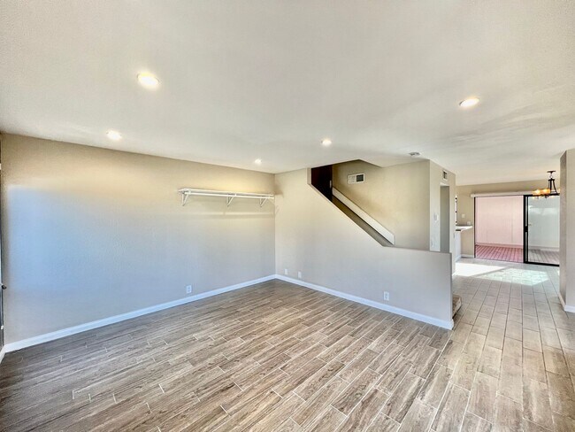 Foto del edificio - Newly remodeled 3B/2.5BA townhome w/ attac...