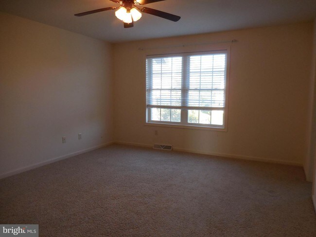 Building Photo - 103 Meadowcreek Dr S