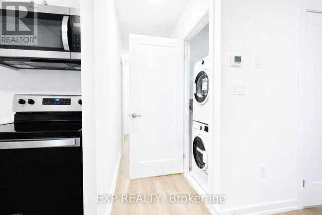 Building Photo - 40 Palace St