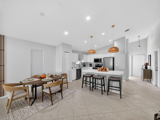 Foto del edificio - 2757 SW Versailles Terrace