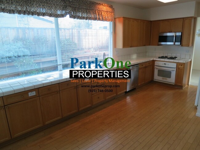 Building Photo - 3 Bedroom 2.5 Bath home Near Oakhurst