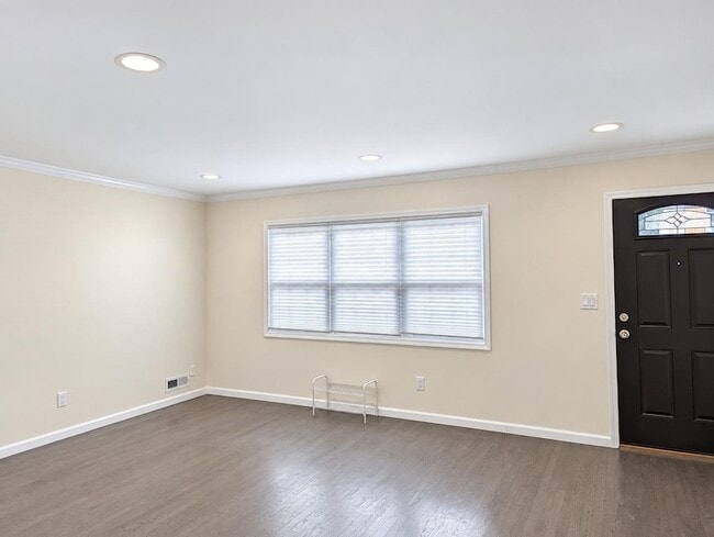 Building Photo - 275 Maple St