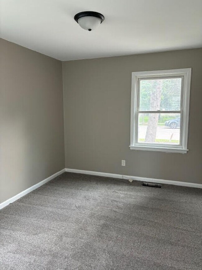 Building Photo - 3 Bedroom House in St. Cloud!