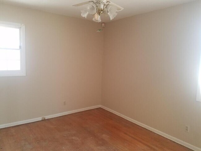 Building Photo - 2106 Wintergreen Pl