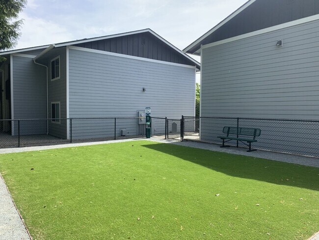 Foto del edificio - Silverwood Park Apartments