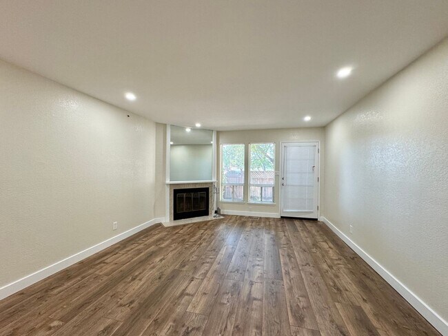 Foto del edificio - TENTATIVELY RENTED Two Bedroom Napa Condo ...