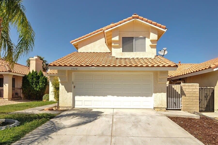 Foto principal - 7740 Beverly Hills Dr