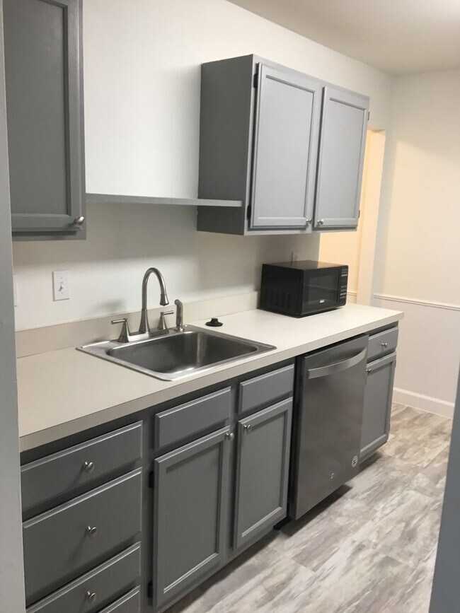 Building Photo - 1801 Waters Edge Dr