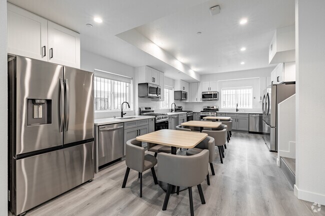 21 habitaciones, 15 baños - 4450 pies cuadrados - Cocina - 1366 West 35th St