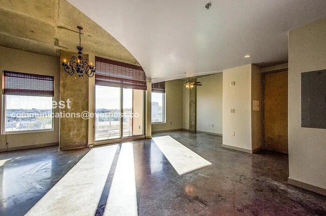 Foto del edificio - 1 Bed/2 Bath Condo with Garage / Pet-Friendly / Coming Soon!