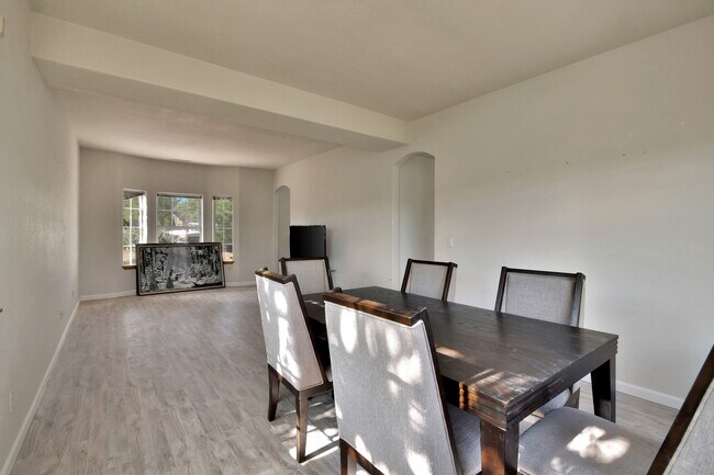 Building Photo - 817 W Pinto Cir