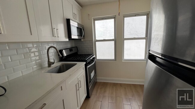 Building Photo - LARGE  AND BRIGHT  2 BEDROOMS 52 STREET/ P...
