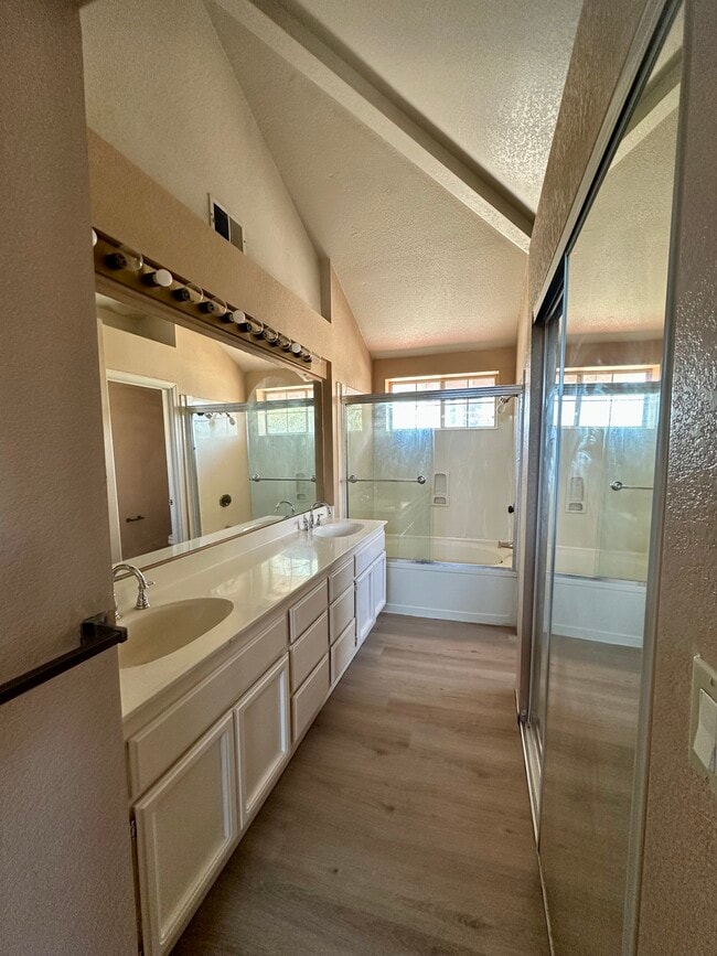 Master bathroom - 1975 Clearbrook Ct