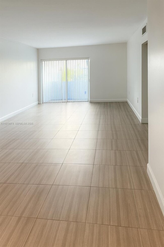 Building Photo - 400 Kings Point Dr