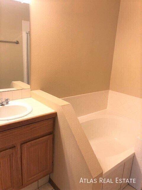 Foto del edificio - 3820 Dolphin Cir