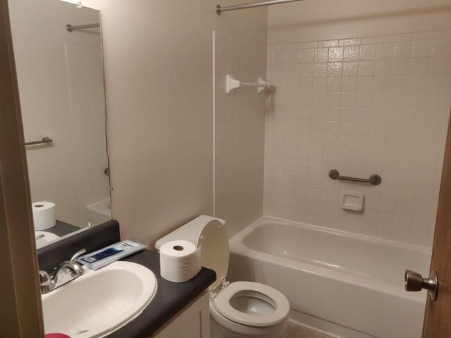 Bathroom - 1923 Pointe Ln