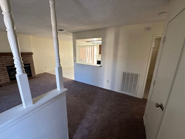 Foto del edificio - 15554 Bear Valley Rd