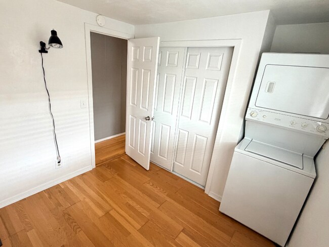 Foto del edificio - 220 E Home St