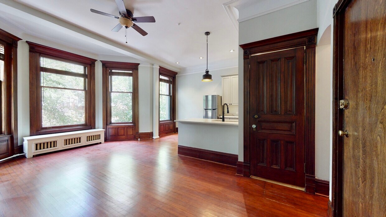 Primary Photo - 21 E Division St
